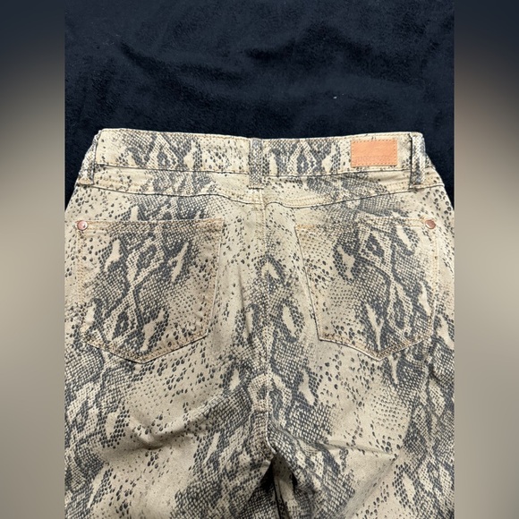 Snake Pattern Judy Blue Jeans - Picture 4 of 6